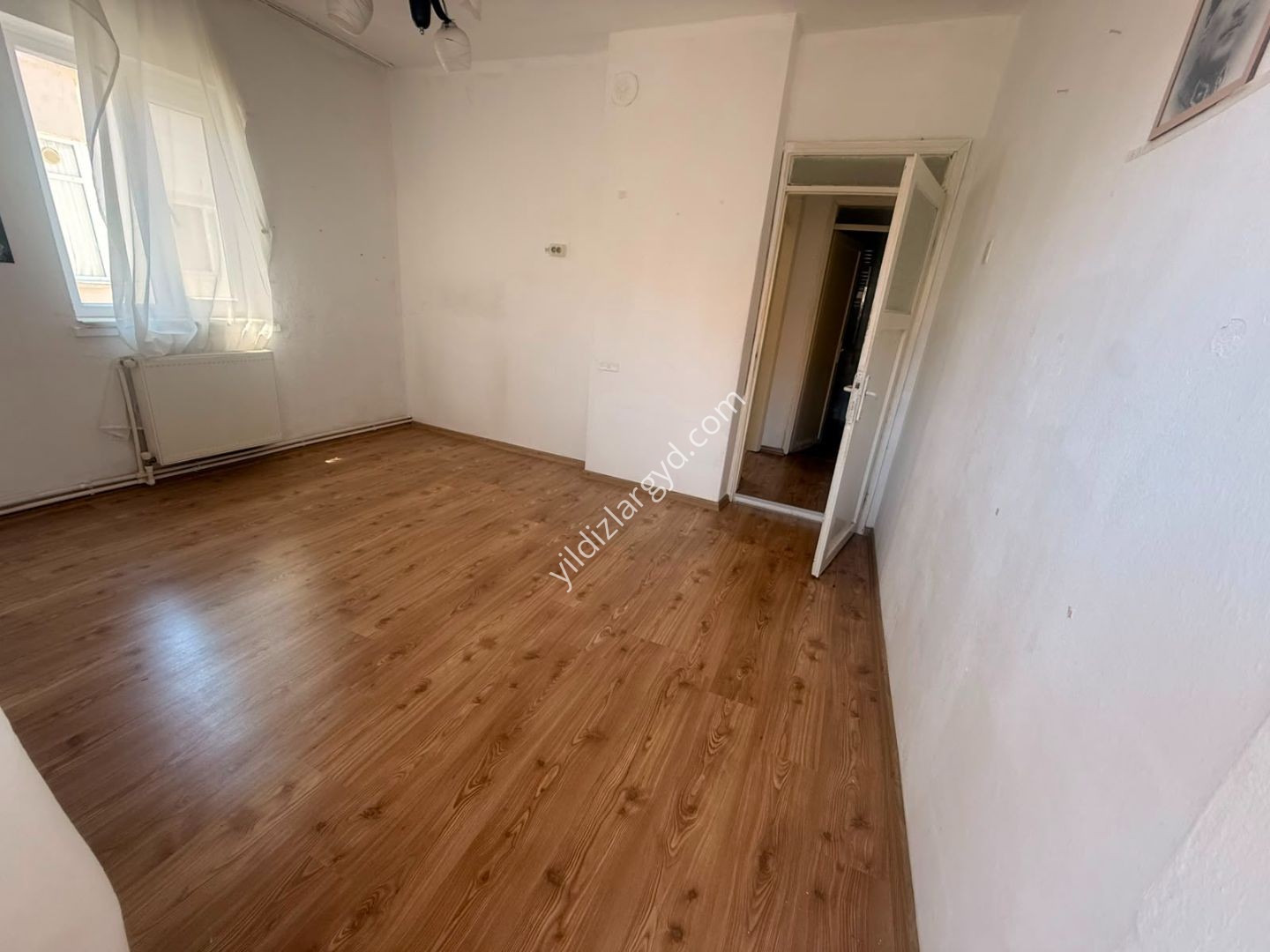 EMİRBEYAZIT MAHALLESİ’NDE ANA CADDE ÜZERİNDE KİRALIK 2+1 DAİRE