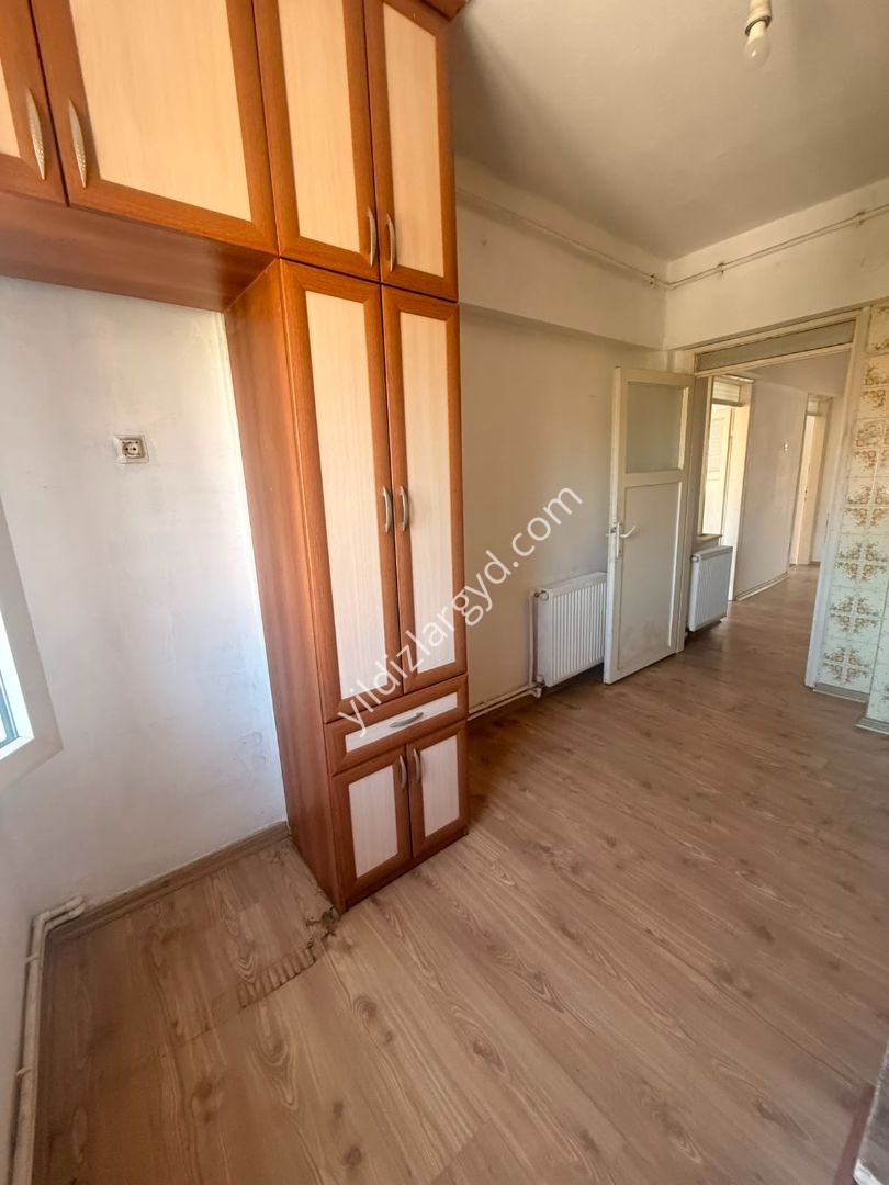 EMİRBEYAZIT MAHALLESİ’NDE ANA CADDE ÜZERİNDE KİRALIK 2+1 DAİRE