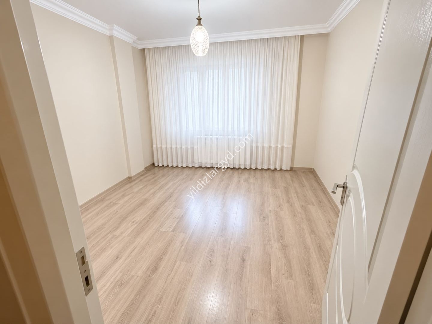 KARŞIYAKA MAHALLESİ’NDE MANZARALI KİRALIK 2+1 DAİRE