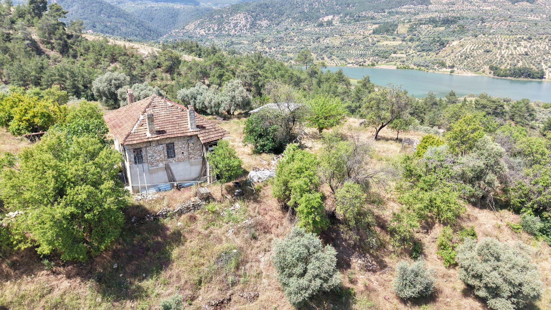 AYDIN BOZDOĞAN KEMER BARAJI MANZARALI GENİŞ TARLA VE KARGİR EV