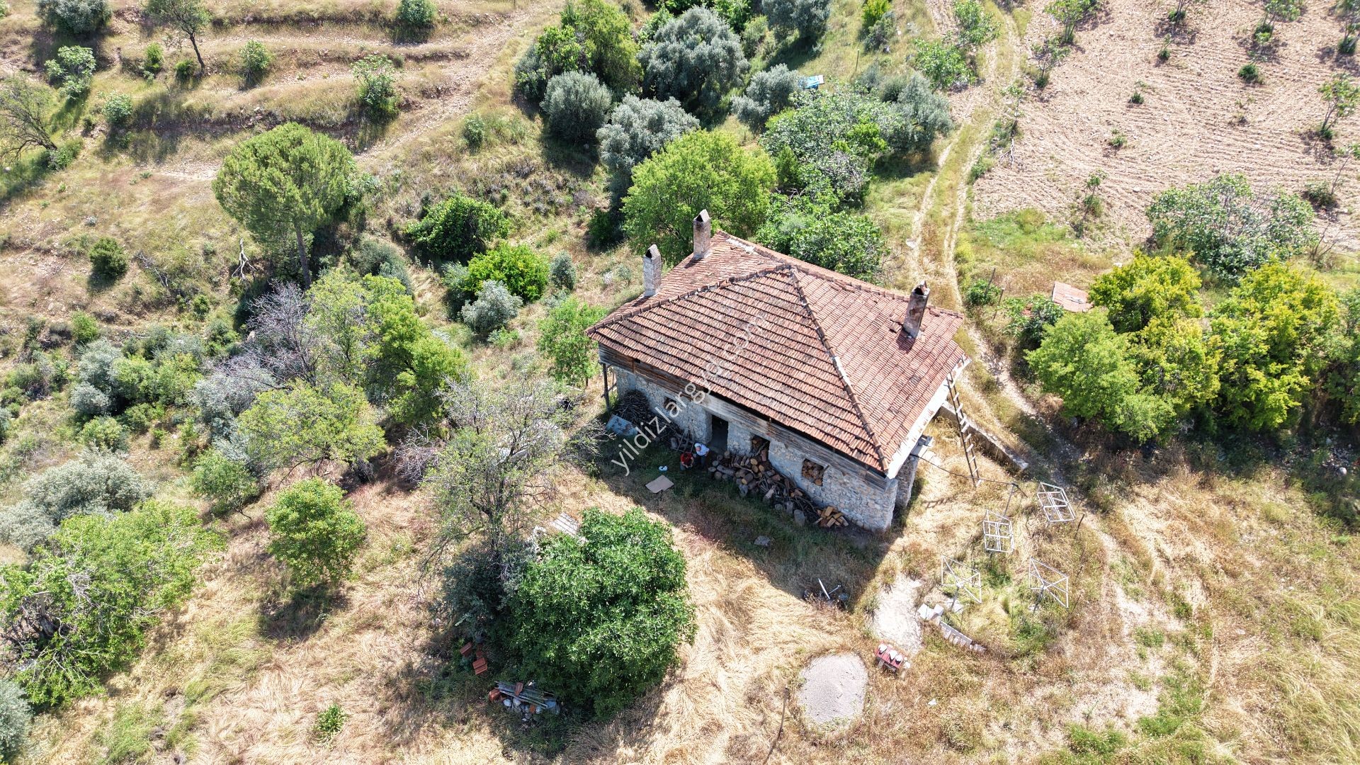 AYDIN BOZDOĞAN KEMER BARAJI MANZARALI GENİŞ TARLA VE KARGİR EV