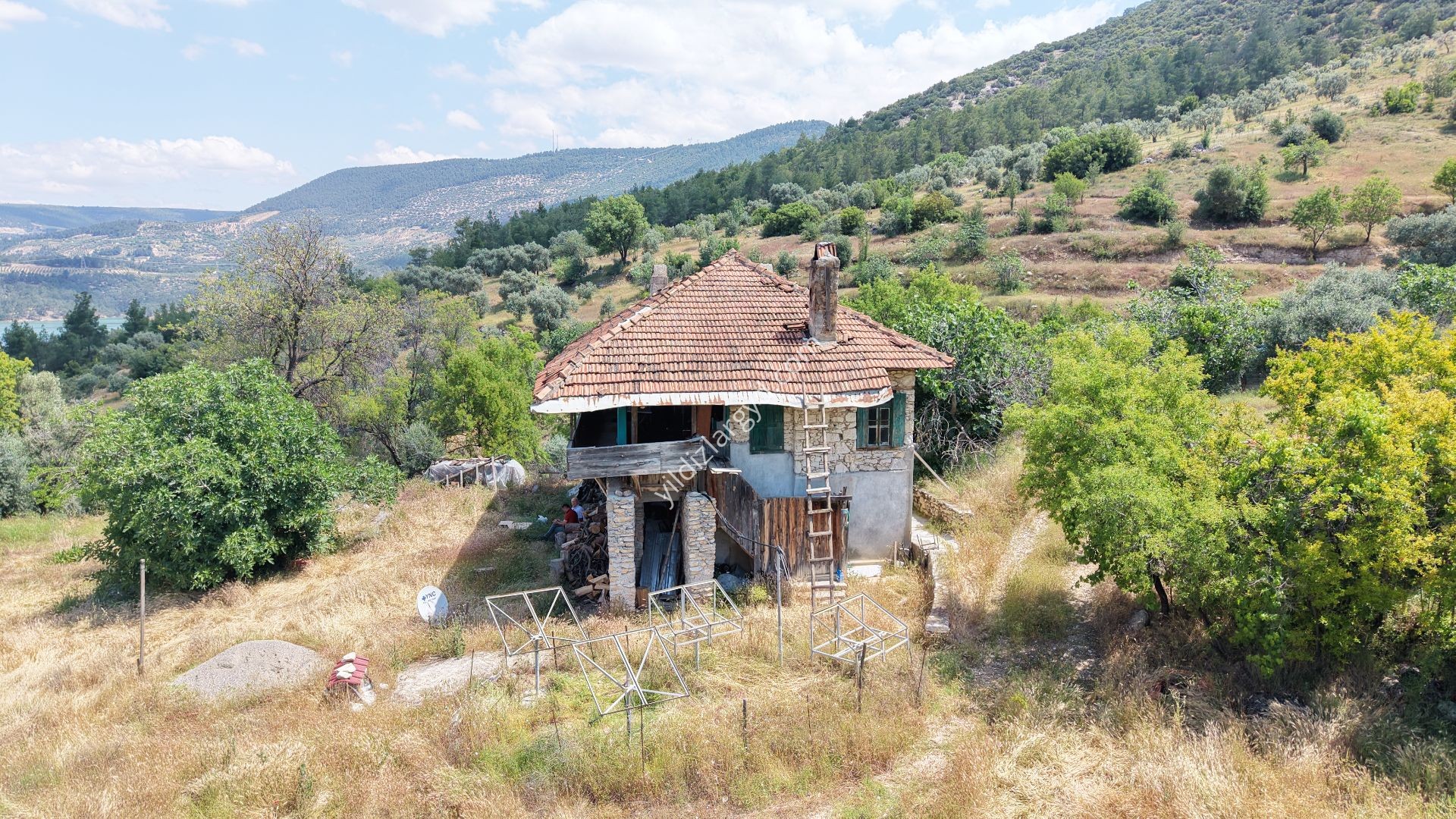 AYDIN BOZDOĞAN KEMER BARAJI MANZARALI GENİŞ TARLA VE KARGİR EV
